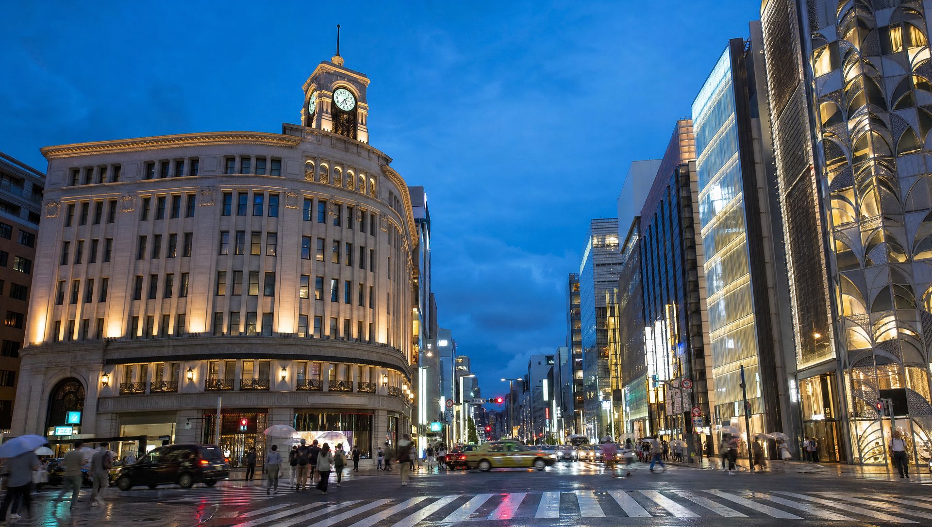 夕暮れの銀座四丁目の交差点