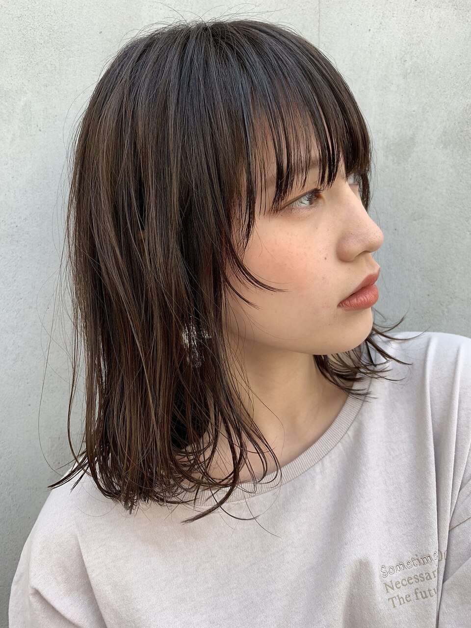 顔まわりに動きをつけた艶のあるミディアムヘア