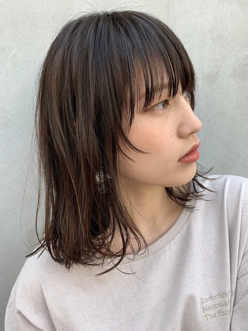 顔まわりに動きをつけた艶のあるミディアムヘア