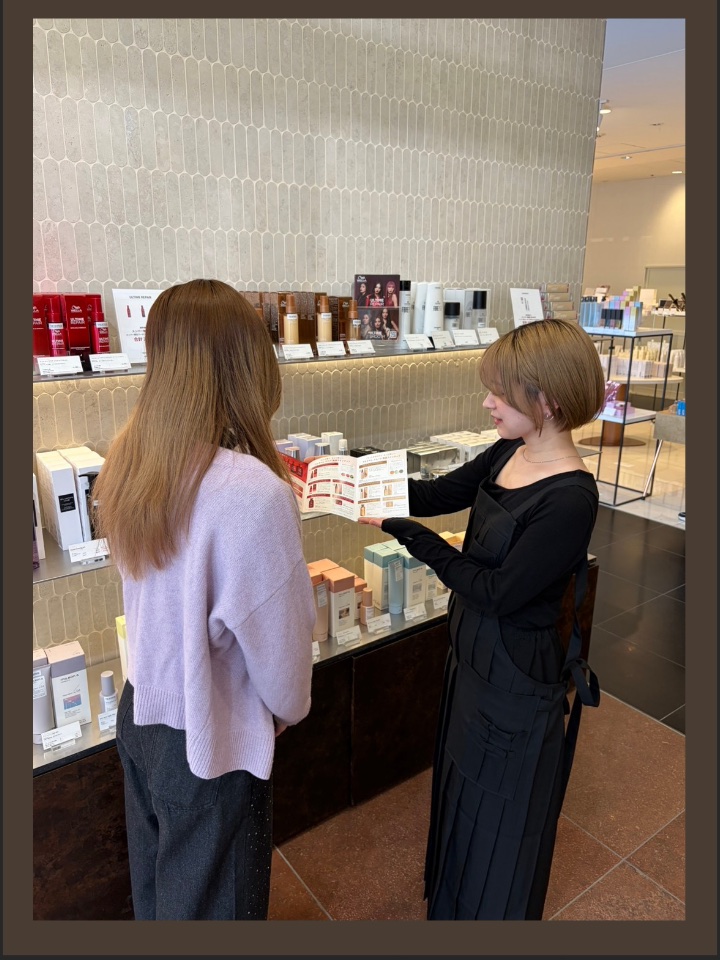 店頭でヘアケアを選ぶ様子